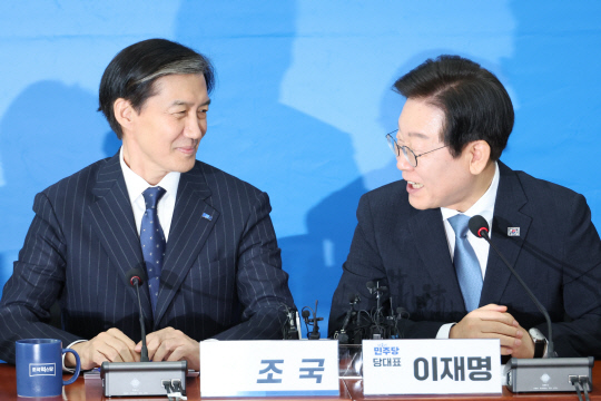 이재명(오른쪽) 더불어민주당 대표가 지난 8월 국회에서 조국 조국혁신당 대표를 예방해 대화하고 있다. [연합뉴스 제공]